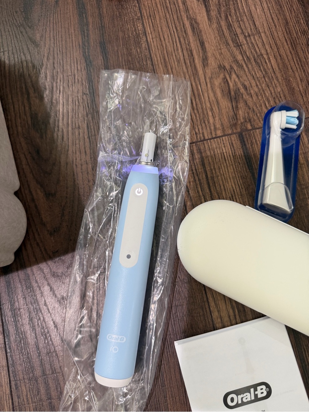 Oral-B Rechargeable Electric Toothbrush iO3 Limited Deep Clean Store Display - Picture 2 of 2